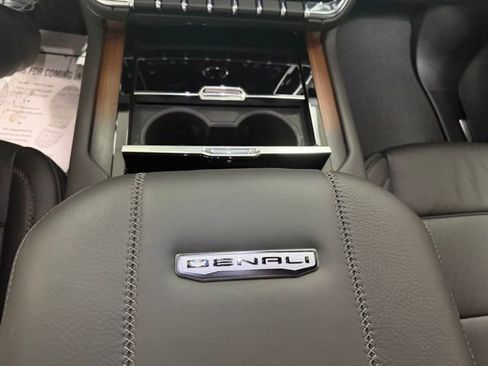 Used 2025 GMC Yukon Denali AWD/4WD image 24
