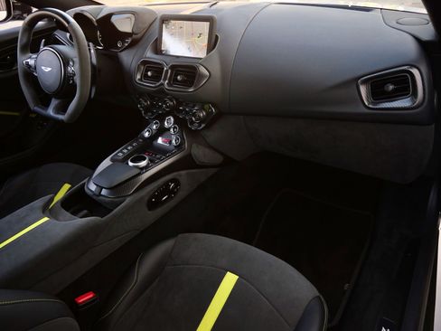 Used 2023 Aston Martin V8 Vantage Coupe image 28