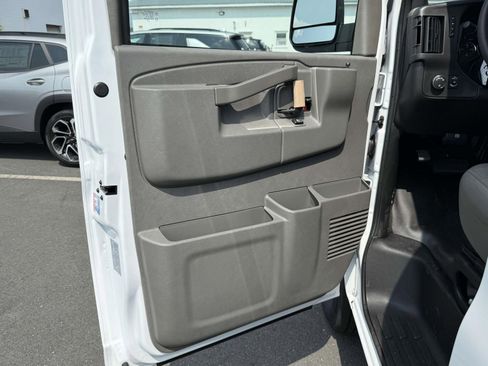 New 2025 Chevrolet Express 3500 Extended image 19