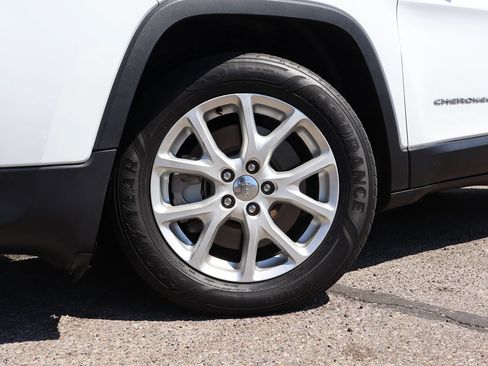Used 2018 Jeep Cherokee Latitude FWD image 5