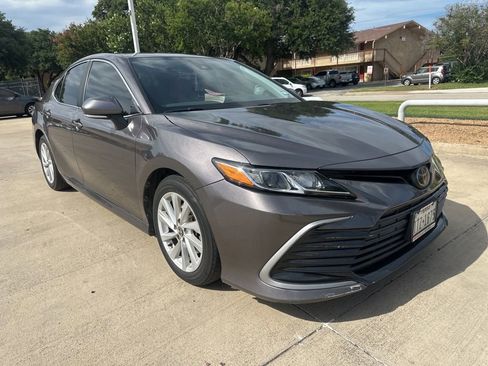 Certified 2022 Toyota Camry XLE FWD image 8