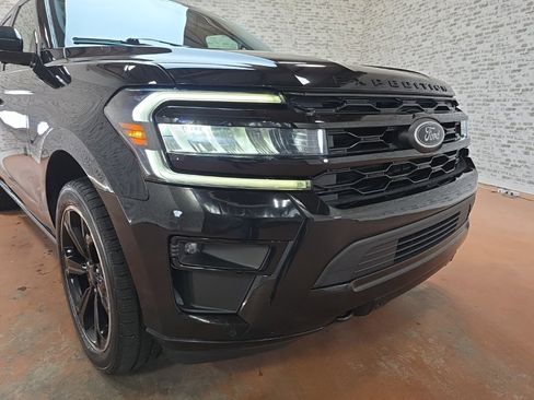 Used 2022 Ford Expedition Max Limited image 8