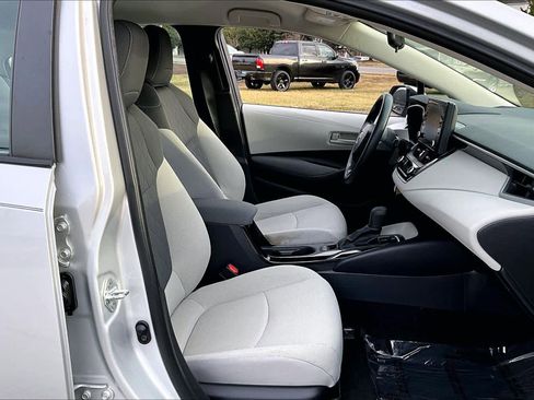 Used 2022 Toyota Corolla LE image 9