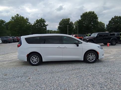 New 2026 Chrysler Voyager LX image 6