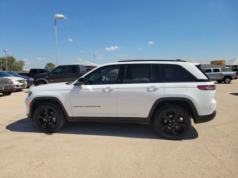 Used 2023 Jeep Grand Cherokee Limited w/ Black Appearance Package AWD/4WD image 5