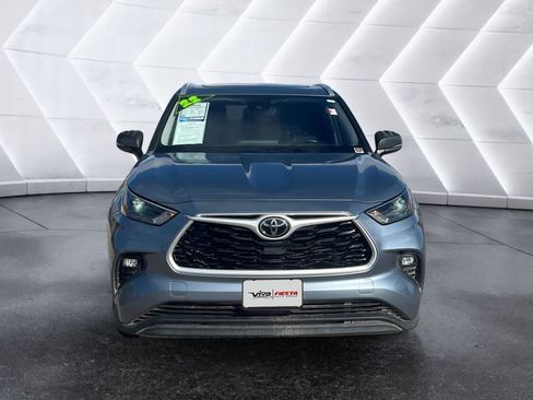 Used 2022 Toyota Highlander XLE image 2