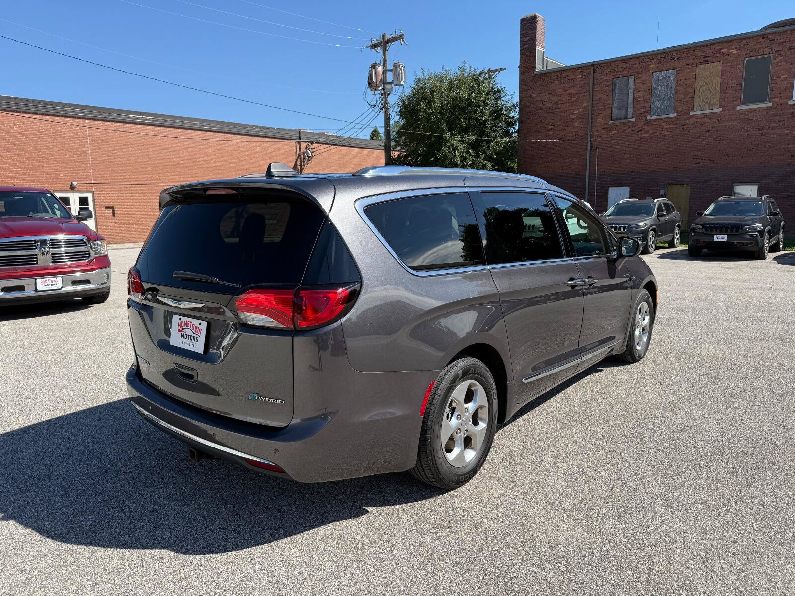 Used 2020 Chrysler Pacifica Touring-L w/ Premium Audio Group FWD image 5