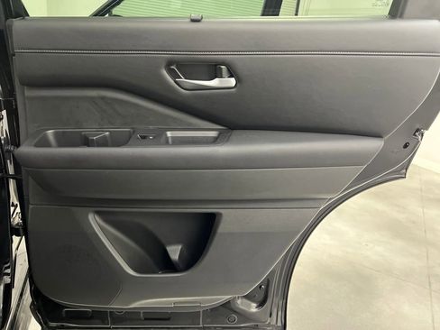 Used 2025 Nissan Pathfinder SL image 19