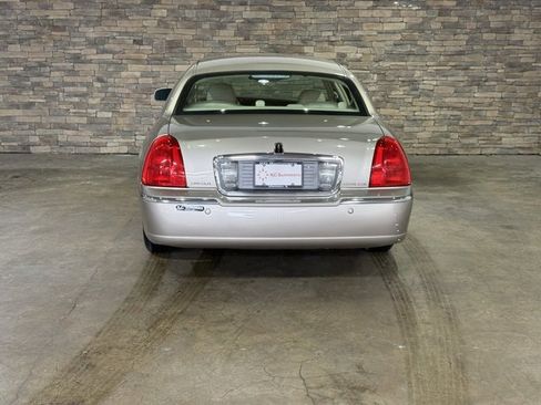 Used 2003 Lincoln Town Car Signature image 7