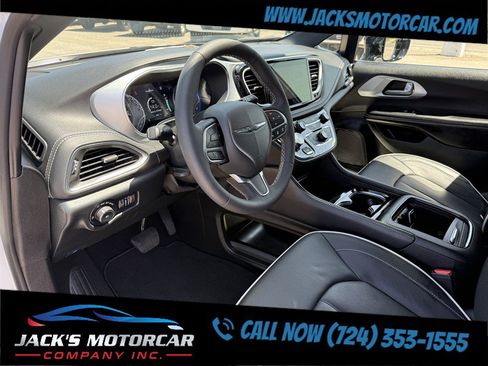 Used 2026 Chrysler Pacifica Limited FWD image 26
