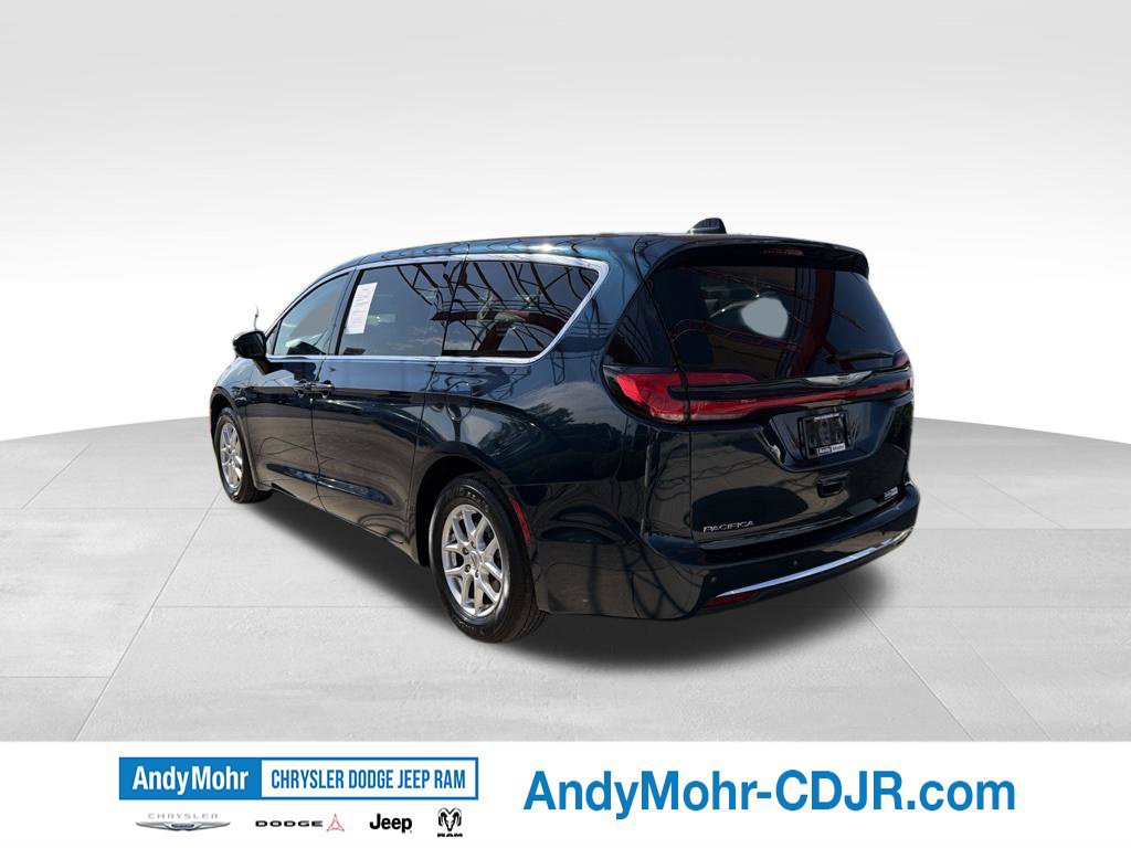 Used 2023 Chrysler Pacifica Touring-L FWD image 5