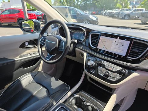 Used 2023 Chrysler Pacifica Limited FWD image 51