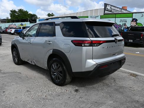 Used 2024 Nissan Pathfinder SV image 3