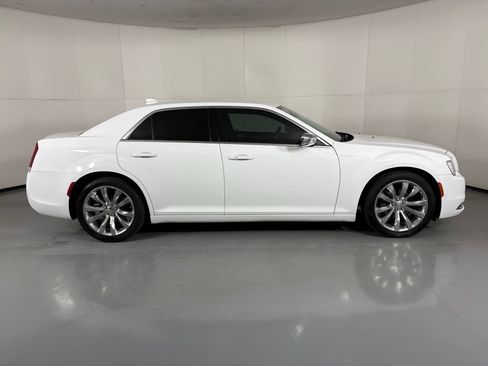 Used 2019 Chrysler 300 Touring w/ Chrome Appearance Package RWD image 9