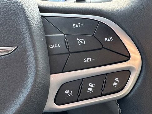 Used 2022 Chrysler Pacifica Touring-L image 17