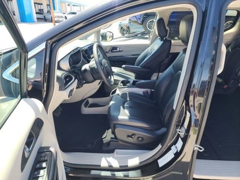 Used 2023 Chrysler Pacifica Touring-L image 17