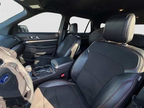Used 2018 Ford Explorer XLT w/ Equipment Group 202A image 8
