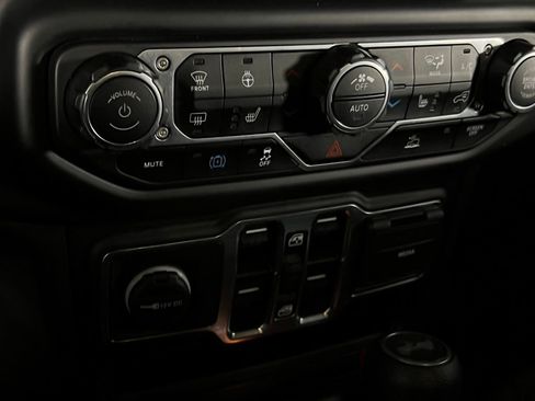 Used 2023 Jeep Wrangler Unlimited w/ Cold Weather Group image 18