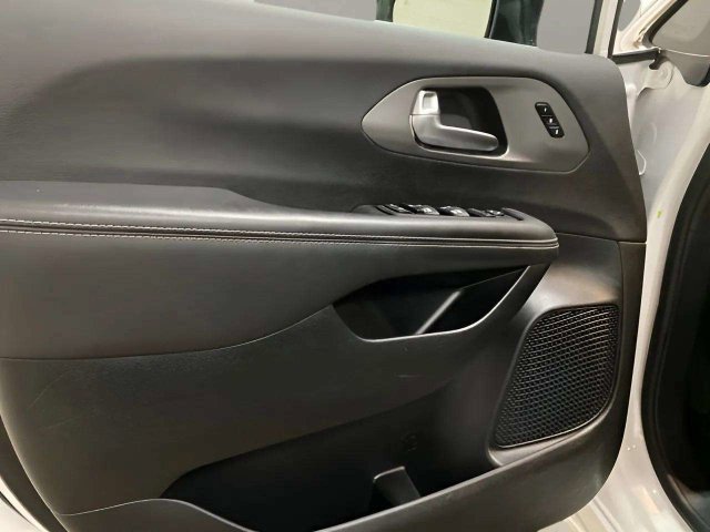 Used 2025 Chrysler Pacifica Select FWD image 15