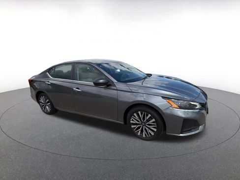 Used 2025 Nissan Altima 2.5 SV FWD image 2