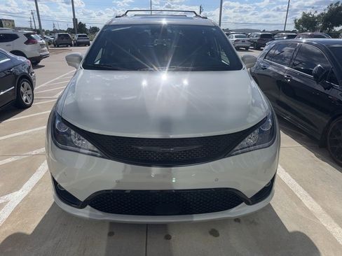 Used 2020 Chrysler Pacifica Touring-L Plus FWD image 2