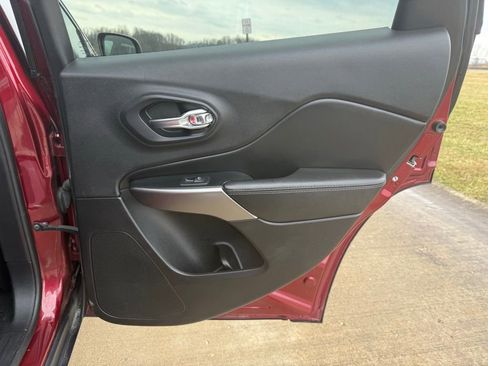 Used 2019 Jeep Cherokee Latitude w/ Popular Appearance Group image 14