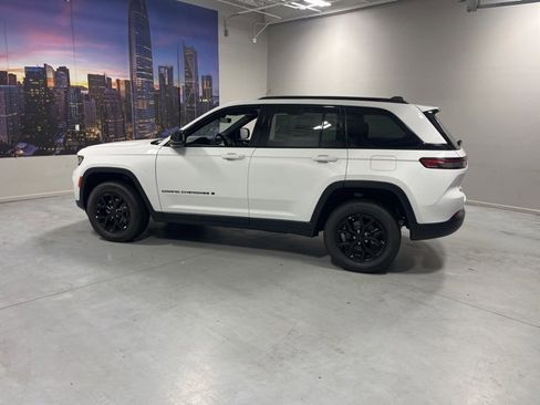 New 2025 Jeep Grand Cherokee 4WD image 4
