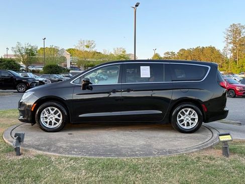 Used 2023 Chrysler Voyager LX FWD image 4