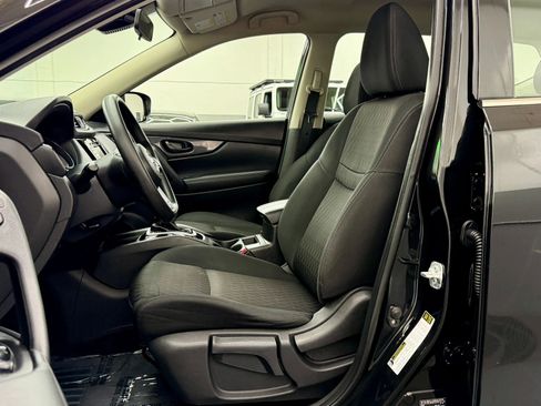 Used 2019 Nissan Rogue S image 9