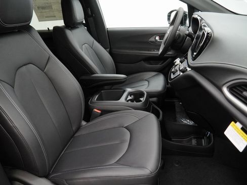 New 2026 Chrysler Pacifica Select image 31