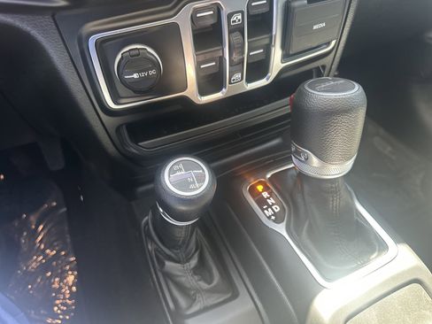 Used 2021 Jeep Gladiator Willys AWD/4WD image 33