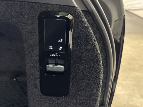 Used 2025 Land Rover Range Rover SE AWD/4WD image 8