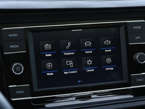 Used 2023 Volkswagen Jetta SE w/ Panoramic Sunroof Package image 17