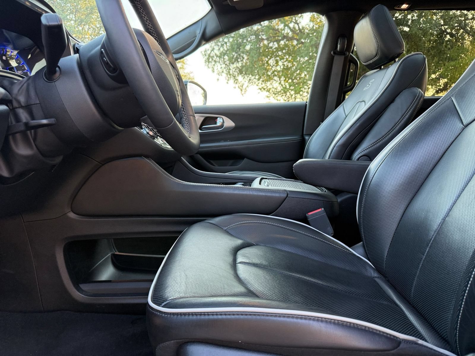 Used 2025 Chrysler Pacifica Limited FWD image 28