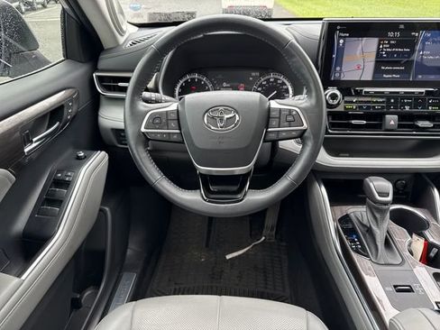 Used 2022 Toyota Highlander Limited FWD image 20