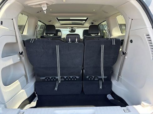Used 2024 Chrysler Pacifica Limited FWD image 10