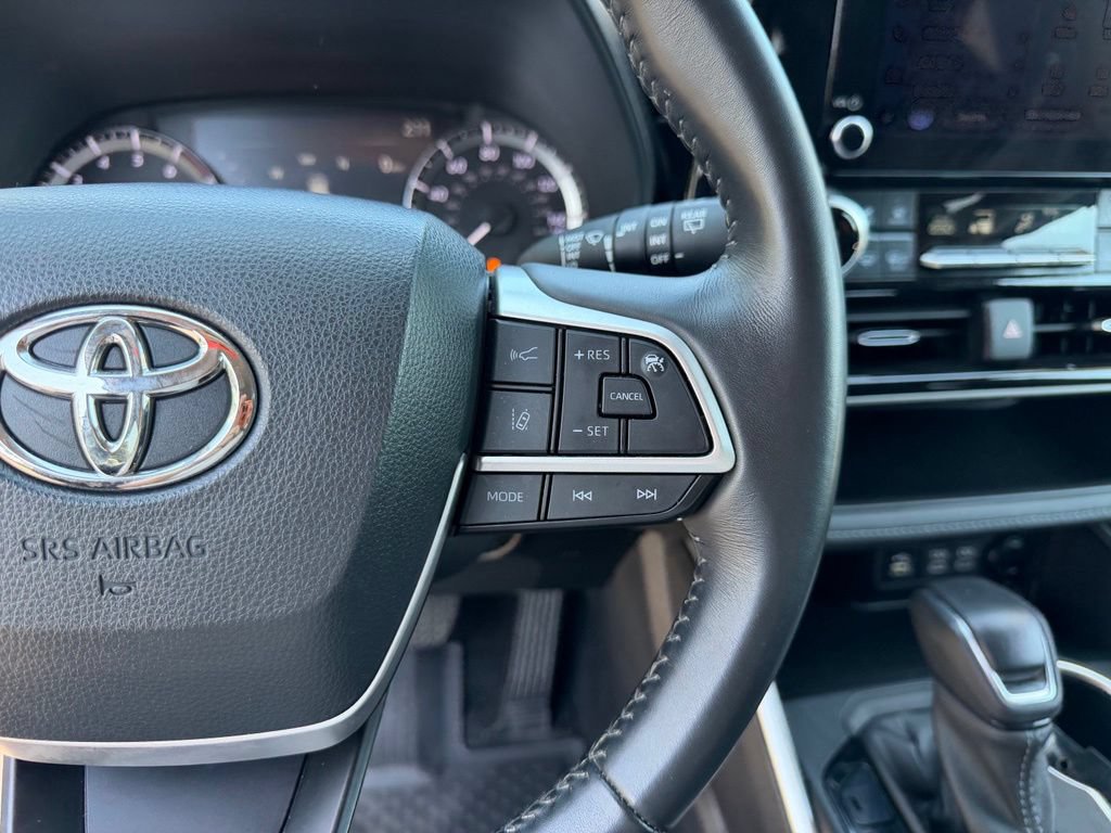 Used 2024 Toyota Highlander LE AWD/4WD image 19