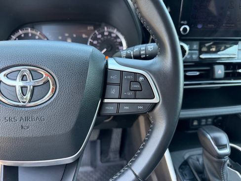 Used 2024 Toyota Highlander LE AWD/4WD image 19