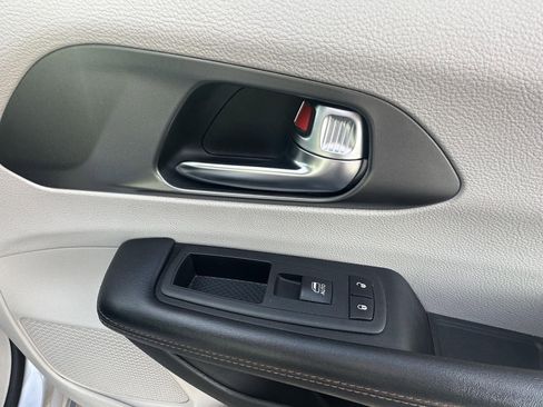 Used 2020 Chrysler Pacifica Touring-L image 40