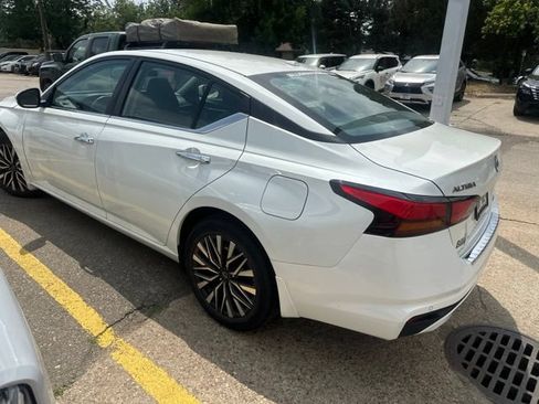Used 2023 Nissan Altima 2.5 SV w/ SV Premium Package AWD/4WD image 2