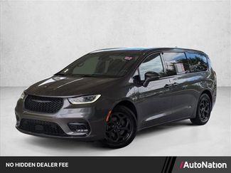Used 2022 Chrysler Pacifica Limited w/ Uconnect Theater Family Group FWD video 1