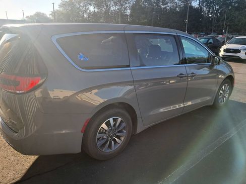 Used 2022 Chrysler Pacifica Touring-L w/ Uconnect Theater Family Group FWD image 7