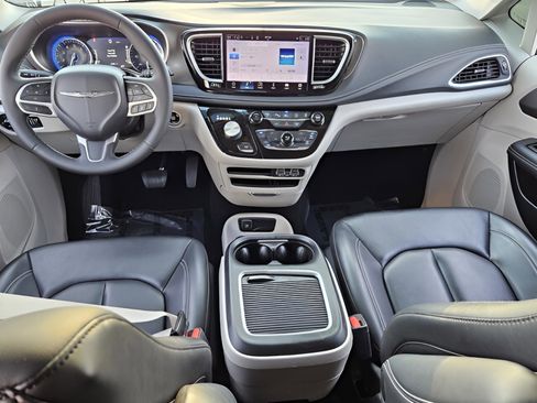 Used 2023 Chrysler Pacifica Touring-L image 12