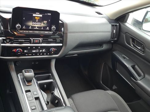 Used 2025 Nissan Pathfinder SV image 7