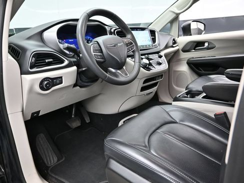 Used 2023 Chrysler Pacifica Touring-L FWD image 21