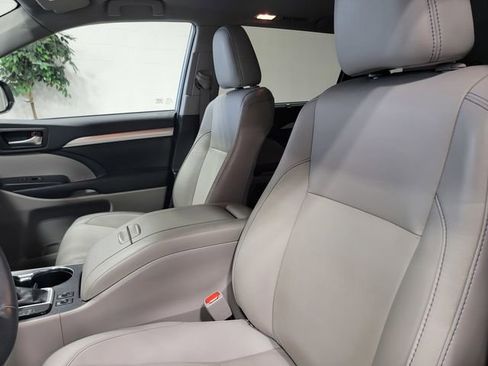 Used 2019 Toyota Highlander XLE AWD/4WD image 12