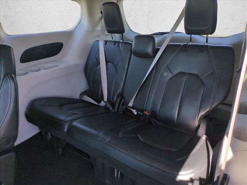 Used 2023 Chrysler Pacifica Touring-L image 18