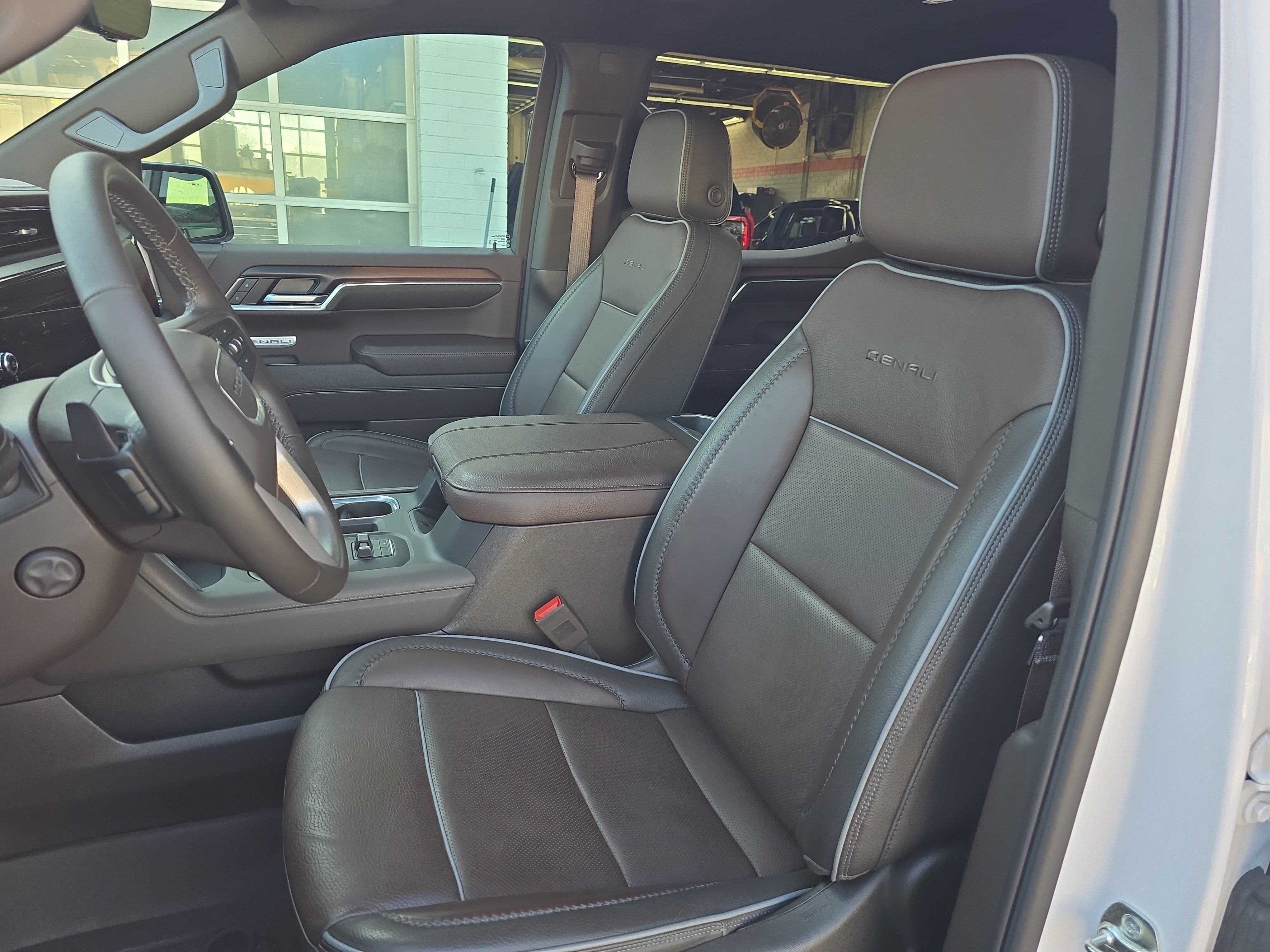 Used 2025 GMC Sierra 1500 Denali w/ Technology Package AWD/4WD image 16