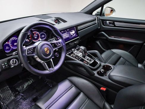 Used 2022 Porsche Cayenne Platinum Edition image 4