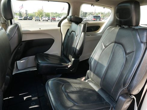 Used 2018 Chrysler Pacifica Limited image 9